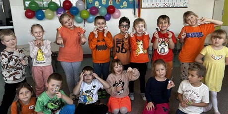 Powiększ grafikę: Zbiorowe zdjęcie uczniów w dniu  kiermaszu "Tumbo Pomaga"  w sali lekcyjnej.