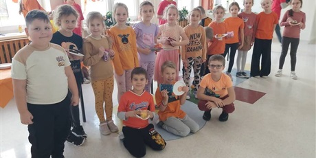 Powiększ grafikę: Zbiorowe zdjęcie uczniów na  kiermaszu "Tumbo Pomaga"  na korytarzu szkolnym.