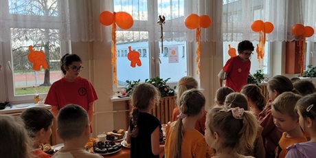 Powiększ grafikę: Uczniowie na kiermaszu "Tumbo Pomaga" na korytarzu szkolnym.