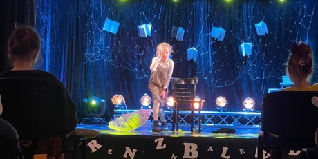 Powiększ grafikę: Uczennica podczas recytacji na scenie konkursowej.