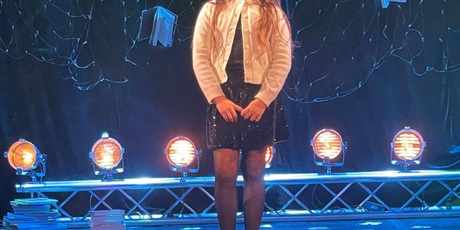 Powiększ grafikę: Uczennica podczas recytacji na scenie konkursowej.