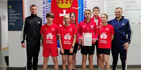 Powiększ grafikę: Zbiorowe zdjęcie uczniów podczas zawodów sportowych.