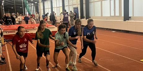 Powiększ grafikę: Uczennice podczas startu w biegach na hali sportowej.