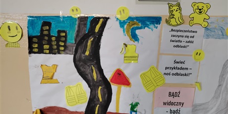 Powiększ grafikę: Plakaty umieszczone na korytarzu szkolnym dotyczące bezpieczeństwa na drodze.