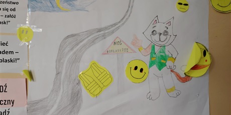 Powiększ grafikę: Plakaty umieszczone na korytarzu szkolnym dotyczące bezpieczeństwa na drodze.