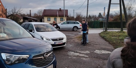 Powiększ grafikę: Uczniowie przed szkołą wręczają kierowcą mandaty - serca.