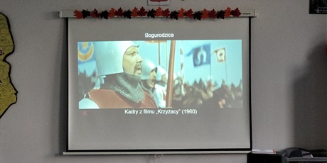 Powiększ grafikę: Odtwarzanie fragmentu filmu  w sali lekcyjnej.
