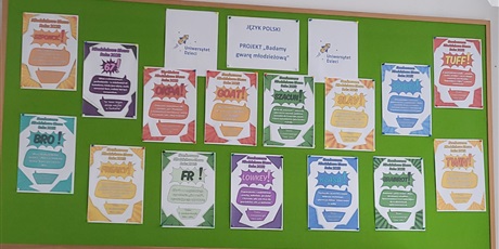Powiększ grafikę: Prezentacja słów używanych w gwarze młodzieżowej na gazetce w sali lekcyjnej.