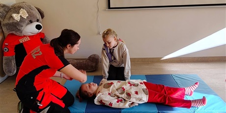 Powiększ grafikę: Uczniowie i ratownik medyczny podczas zajęć z pierwszej pomocy.