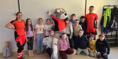 Powiększ grafikę: Zbiorowe zdjęcie uczniów i ratowników medycznych na zajęciach z pierwszej pomocy.