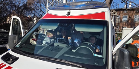 Powiększ grafikę: Uczniowie podczas zajęć zapoznania się z wyposażeniem karetki pogotowia.