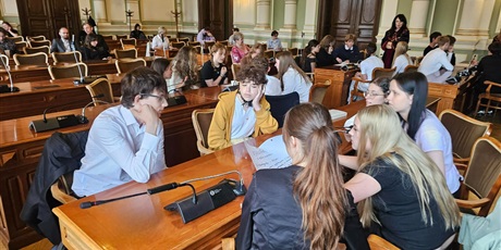 Powiększ grafikę: Uczniowie podczas dyskusji w zespołach podczas Dziecięcej sesji Rady Miasta w Ratuszu.