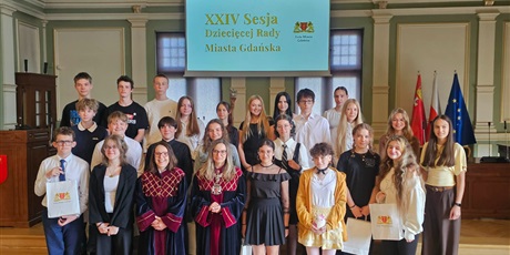 Powiększ grafikę: Zbiorowe zdjęcie uczestników Dziecięcej Rady Miasta Gdańska w Ratuszu.
