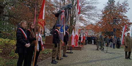 Powiększ grafikę: Uczniowie z pocztami sztandarowymi, żołnierze i przedstawiciele władz miasta podczas uroczystości przy pomniku marszałka J. Piłsudskiego.