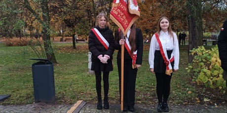 Powiększ grafikę: Uczniowie z pocztem sztandarowym podczas uroczystości przy pomniku marszałka J. Piłsudskiego.