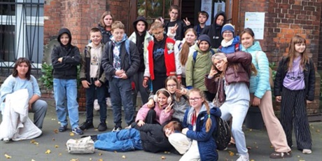 Powiększ grafikę: Zbiorowe zdjęcie uczniów przed budynkiem Pomorskiej Biblioteki Pedagogicznej.