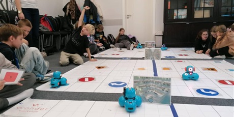 Powiększ grafikę: Uczniowie podczas zajęć z robotyki.