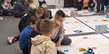 Powiększ grafikę: Uczniowie podczas zajęć z robotyki.