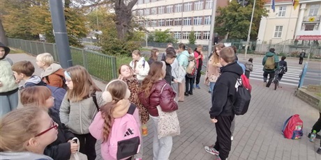 Powiększ grafikę: Uczniowie w drodze na zajęcia z robotyki.