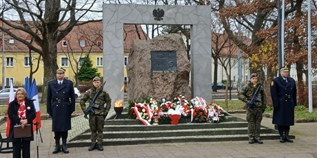 Powiększ grafikę: uroczystosci-pod-pomnikiem-gen-stanislawa-maczka-668450.jpg