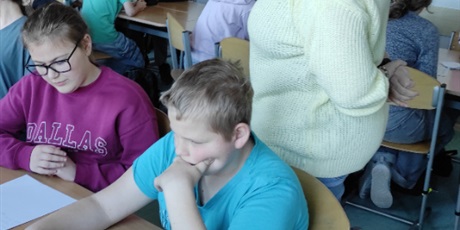 Powiększ grafikę: Uczniowie podczas warsztatów w sali lekcyjnej.