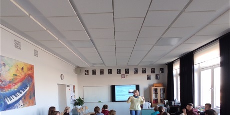 Powiększ grafikę: Uczniowie i prowadząca podczas warsztatów w sali lekcyjnej.