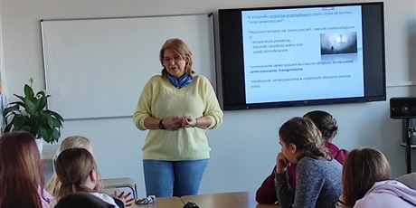 Powiększ grafikę: Uczniowie i prowadząca podczas warsztatów w sali lekcyjnej.