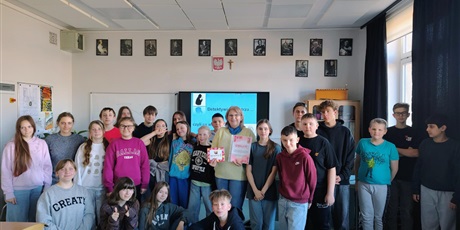 Powiększ grafikę: Zbiorowe zdjęcie uczestników warsztatów w sali lekcyjnej.