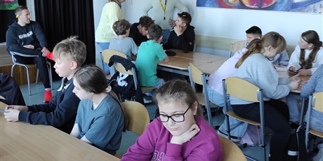 Powiększ grafikę: Uczniowie podczas warsztatów w sali lekcyjnej.