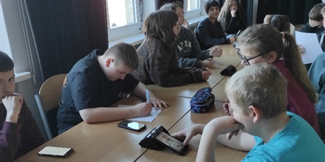 Powiększ grafikę: Uczniowie podczas warsztatów w sali lekcyjnej.