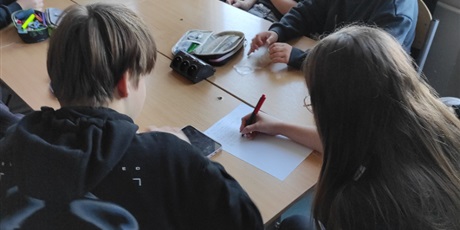 Powiększ grafikę: Uczniowie podczas warsztatów w sali lekcyjnej.