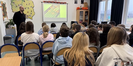 Powiększ grafikę: Uczniowie w sali lekcyjnej podczas warsztatów.