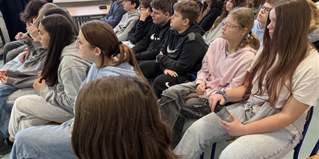 Powiększ grafikę: Uczniowie w sali lekcyjnej podczas warsztatów.