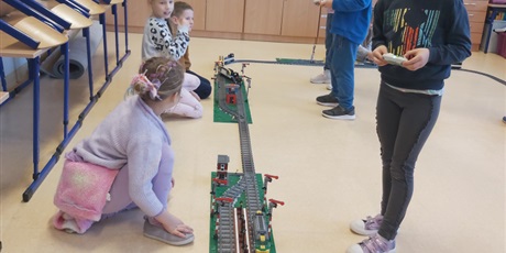 Powiększ grafikę: Uczniowie podczas zajęć z "Pociągów klockowych" w sali lekcyjnej.