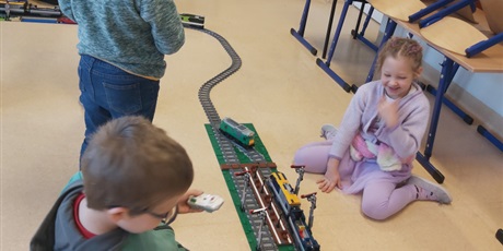 Powiększ grafikę: Uczniowie podczas zajęć z "Pociągów klockowych" w sali lekcyjnej.