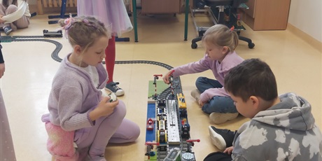 Powiększ grafikę: Uczniowie podczas zajęć z "Pociągów klockowych" w sali lekcyjnej.