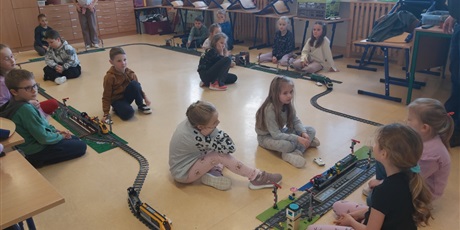 Powiększ grafikę: Uczniowie podczas zajęć z "Pociągów klockowych" w sali lekcyjnej.