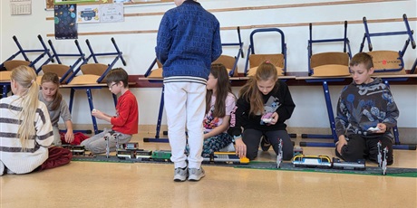 Powiększ grafikę: Uczniowie podczas zajęć z "Pociągów klockowych" w sali lekcyjnej.