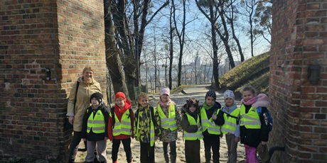 Powiększ grafikę: Uczniowie i nauczyciel podczas wyjścia w Hevelianum.