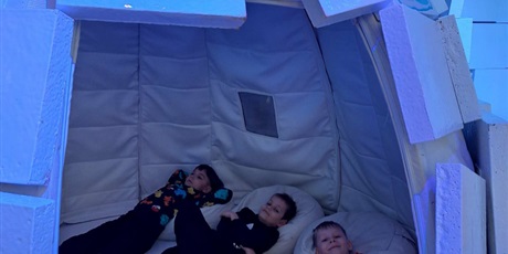 Powiększ grafikę: Uczniowie w namiocie "iglo" podczas warsztatów.