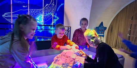 Powiększ grafikę: Uczniowie podczas warsztatów w Hevelianum.