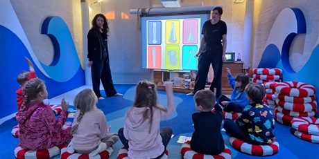 Powiększ grafikę: Uczniowie podczas warsztatów w Hevelianum.