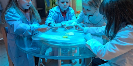 Powiększ grafikę: Uczniowie podczas warsztatów w Hevelianum.