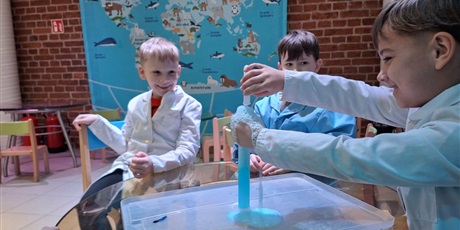 Powiększ grafikę: Uczniowie podczas warsztatów w Hevelianum.