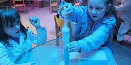 Powiększ grafikę: Uczniowie podczas warsztatów w Hevelianum.