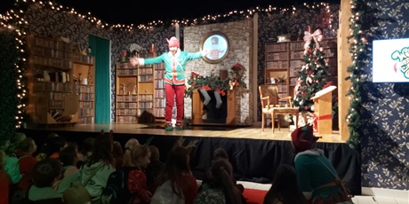 Powiększ grafikę: Uczniowie słuchają opowieści Elfa.