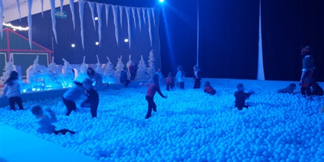 Powiększ grafikę: Uczniowie podczas zabawy w basenie z piłeczkami.