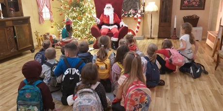 Powiększ grafikę: Uczniowie podczas spotkania z Mikołajem.