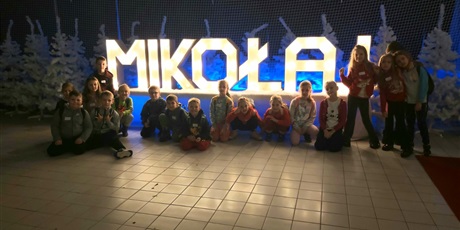 Powiększ grafikę: Zbiorowe zdjęcie uczniów w Fabryce Elfów. przy napisie "Mikołaj"