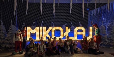 Powiększ grafikę: Zbiorowe zdjęcie uczniów w Fabryce Elfów. przy napisie "Mikołaj"